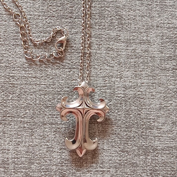 Silvertone cross pendant necklace - Picture 3 of 4